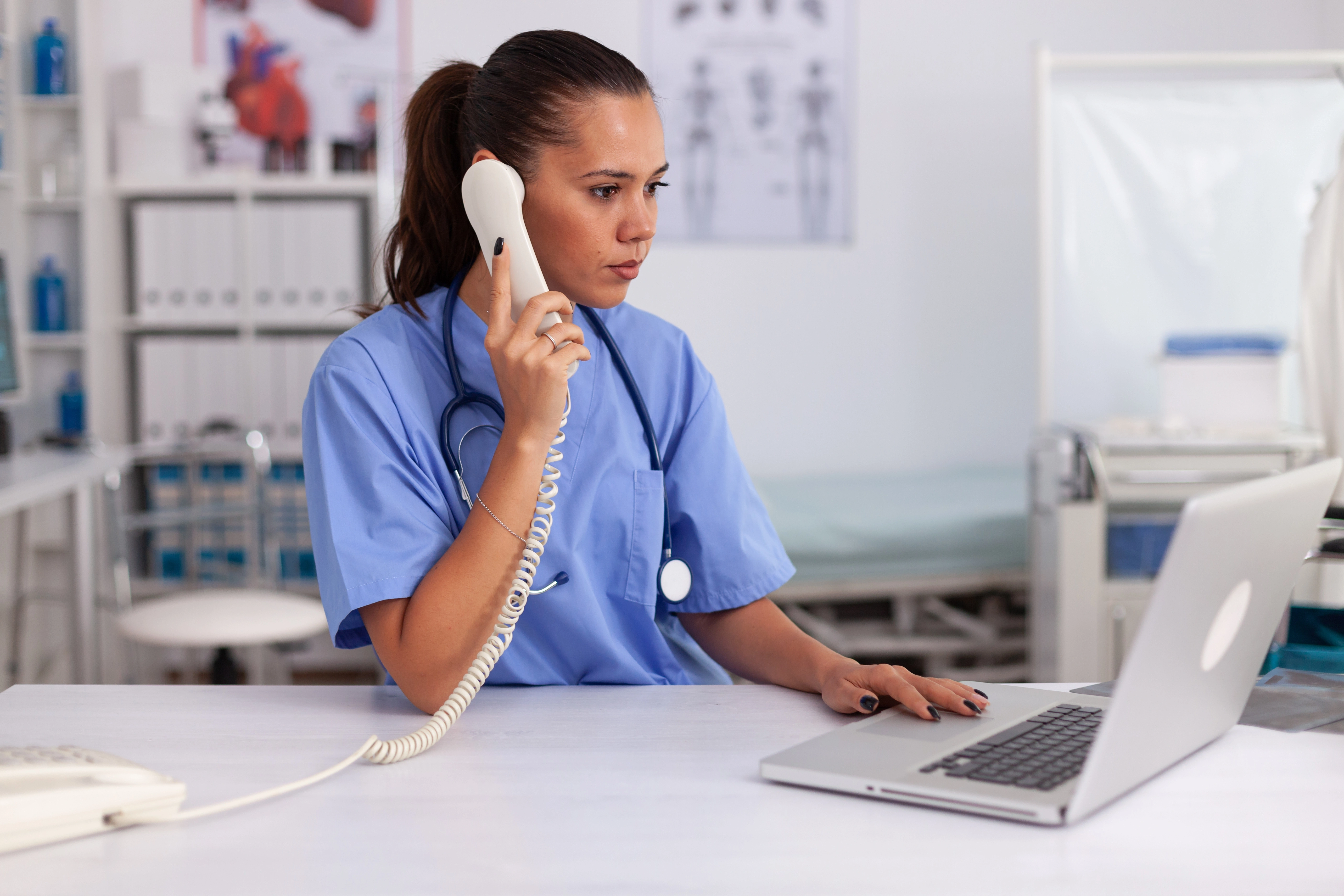 medecin-repondant-aux-appels-telephoniques