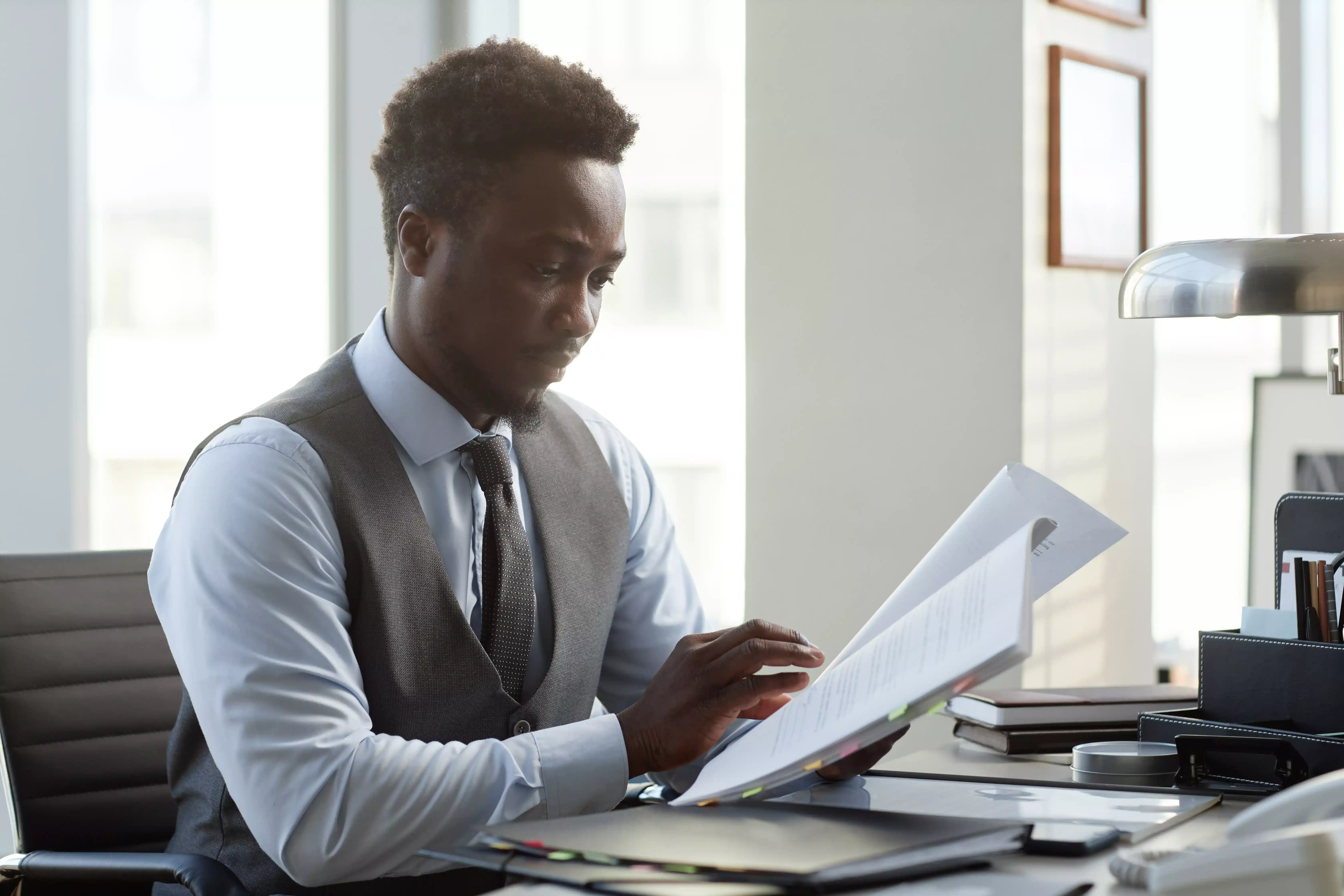 qu-avocat-lisant-document-au-bureau